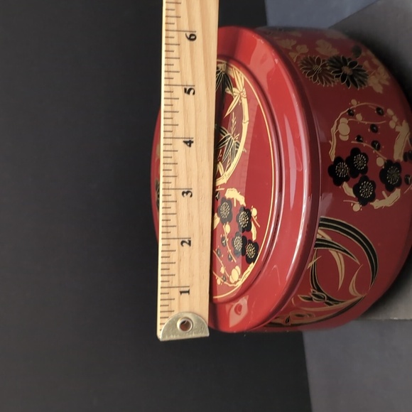 VGT, Red Lacquered Oriental Round Lidded Storage Container with Floral Design. - Picture 11 of 11